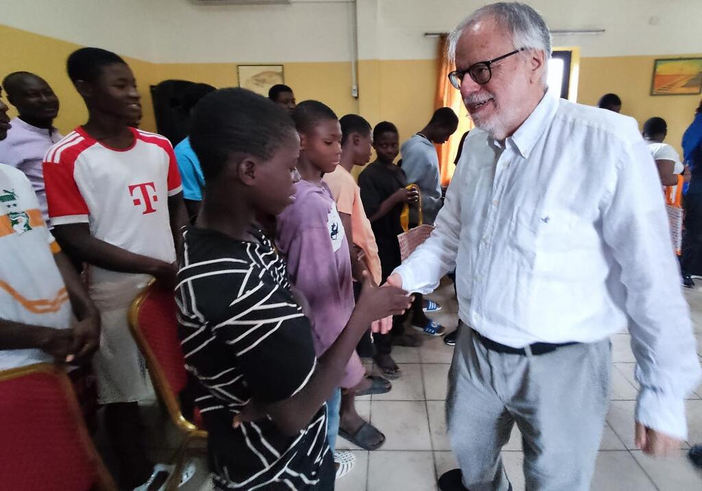 La visita di Andrea Riccardi in Costa d'Avorio comincia con l'incontro con i bambini di strada e i poveri senza dimora amici della Comunità